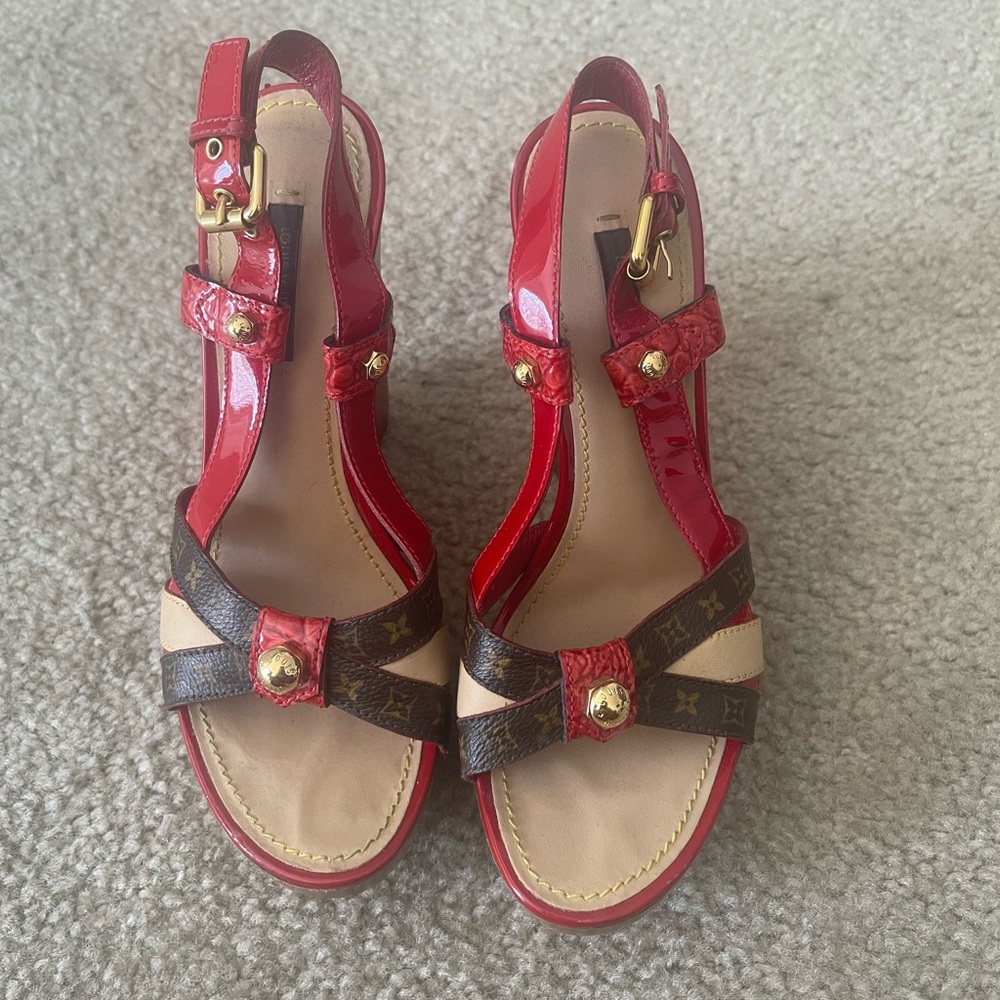 Louis Vuitton wedge size 37